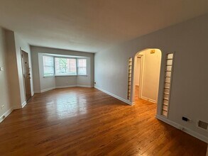 312 E 83rd St, Unit 1 in Chicago, IL - Foto de edificio - Building Photo