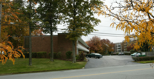 Meshanticut Vista in Cranston, RI - Foto de edificio - Building Photo