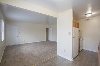Windsor Court Apartments in Newport News, VA - Building Photo - Interior Photo