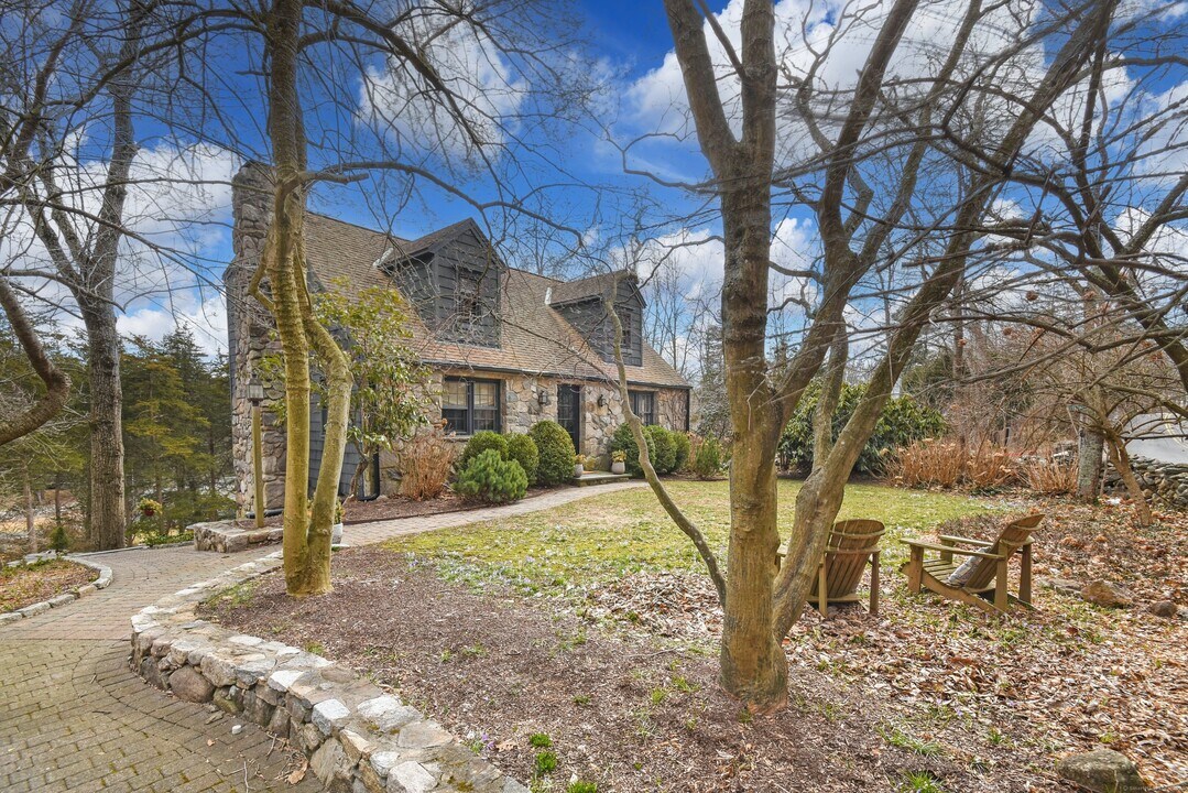 24 Cartbridge Rd in Weston, CT - Building Photo