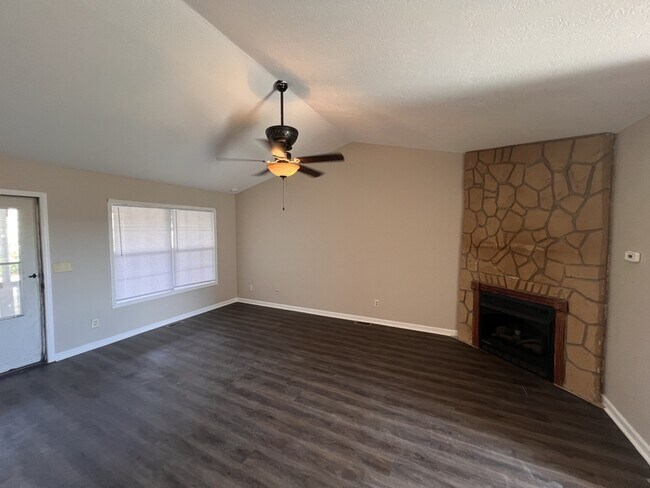 200 Stone Henge Ln in Jacksboro, TN - Building Photo - Building Photo