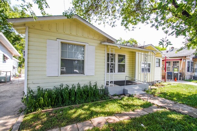2818 E Houston St in San Antonio, TX - Building Photo - Building Photo