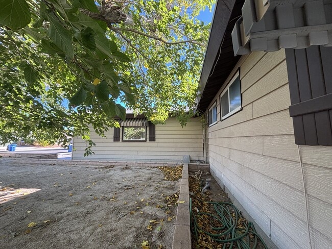 5813 Iris Ave in Las Vegas, NV - Building Photo - Building Photo