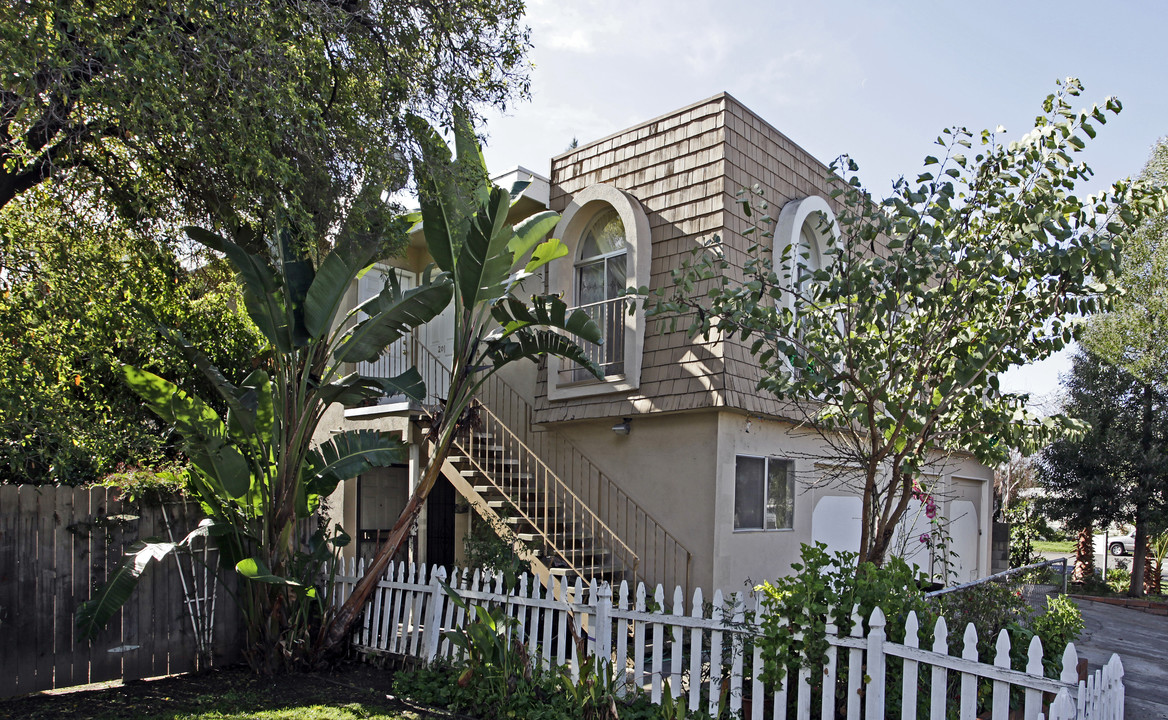 111 E 5th Ave in Escondido, CA - Building Photo