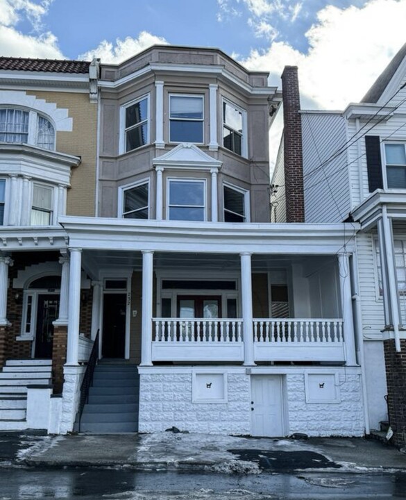 232 W Oak St, Unit #1 in Shenandoah, PA - Foto de edificio
