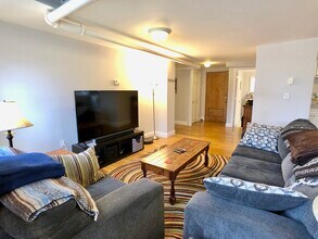 592 Centre St, Unit 1 in Boston, MA - Foto de edificio - Building Photo