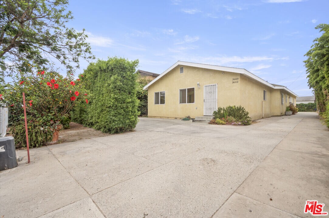 3660 Halldale Ave in Los Angeles, CA - Building Photo