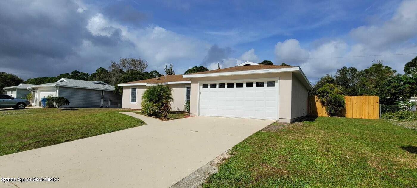 1125 Albion St NW in Palm Bay, FL - Building Photo