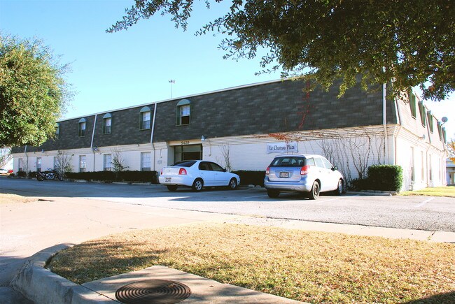 La Chateau Plaza in Fort Worth, TX - Foto de edificio - Building Photo