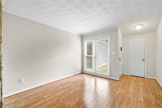 5018 Meadow Ln in Marietta, GA - Foto de edificio - Building Photo