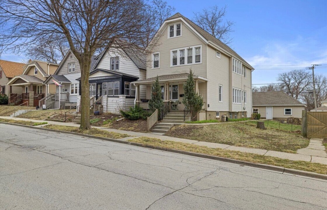 1837 E Hillcrest Ave, Unit Upper in Milwaukee, WI - Building Photo