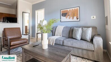 1215 W Slaughter Ln in Austin, TX - Foto de edificio - Building Photo