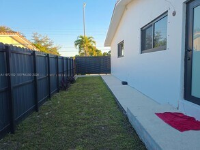 891 W 53rd St in Hialeah, FL - Foto de edificio - Building Photo