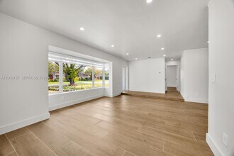 8760 SW 83rd St in Miami, FL - Building Photo - Building Photo