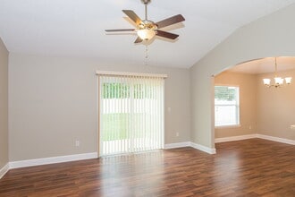 1824 Creekview Dr in Green Cove Springs, FL - Foto de edificio - Building Photo