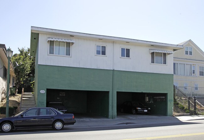 9316 Macarthur Blvd in Oakland, CA - Foto de edificio - Building Photo