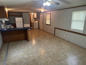 6920 Leann Ln in Wallis, TX - Building Photo - Building Photo