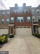 10402 Steeplechase Run Ln in Manassas, VA - Foto de edificio - Building Photo