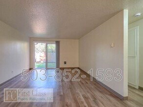 20125 SW Tualatin Valley Hwy in Beaverton, OR - Foto de edificio - Building Photo