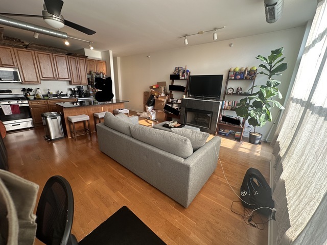 1200 W Monroe St, Unit 718 in Chicago, IL - Building Photo