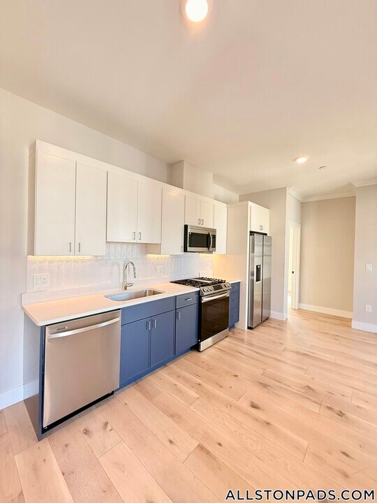 157 Everett St in Boston, MA - Building Photo