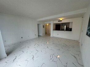 540 Brickell Key Dr in Miami, FL - Building Photo - Building Photo