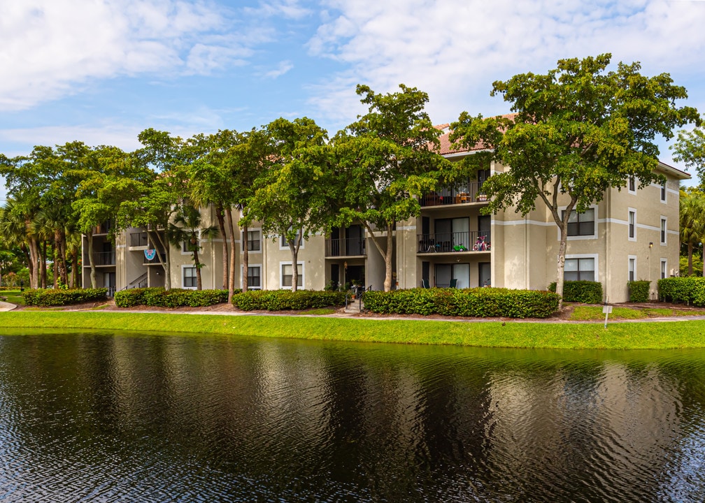 Ashley Lake Park Apartments in Boynton Beach, FL - Foto de edificio