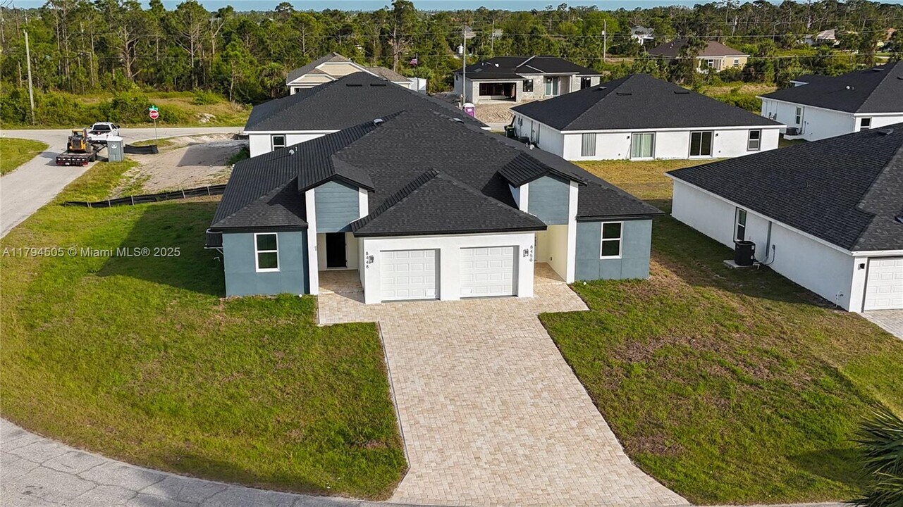 8448 Dinnano St in Port Charlotte, FL - Building Photo