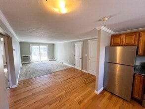 354 S Pier Rd in Narragansett, RI - Building Photo - Building Photo