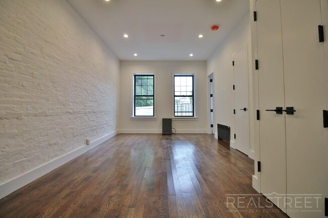 819 Avenue C in Brooklyn, NY - Foto de edificio - Floor Plan