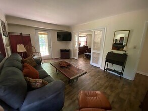 862 Forest Ridge Dr W, Unit Downstairs Apt. in Macon, GA - Foto de edificio - Building Photo
