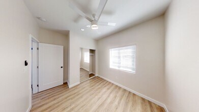 5121 Ewing St in San Diego, CA - Foto de edificio - Building Photo