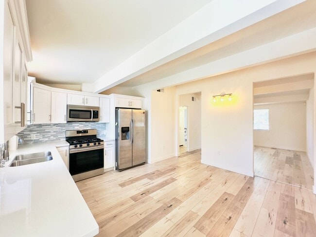 8657 Ranchito Ave in Los Angeles, CA - Building Photo - Building Photo