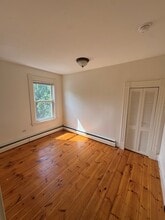 97 Knight St, Unit 2 in Milford, NH - Foto de edificio - Building Photo