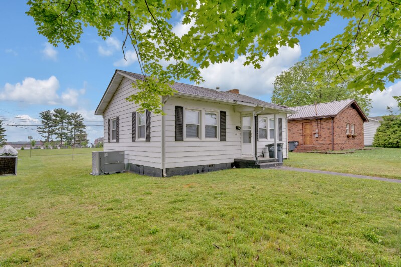 1561 Redwood Dr in Kingsport, TN - Building Photo
