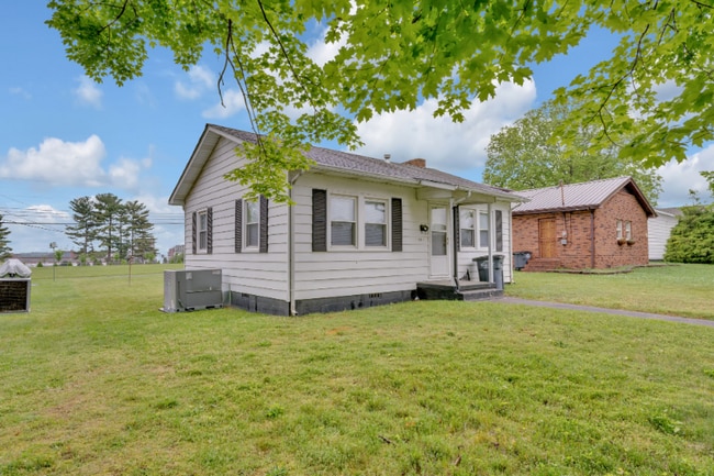 property at 1561 Redwood Dr
