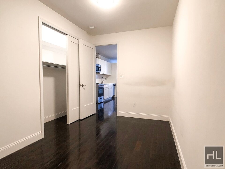 E 89 ST in New York, NY - Building Photo