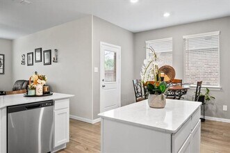 5462 Montrose Dr in Heartland, TX - Building Photo - Building Photo