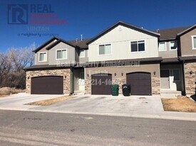 405 E Gray Fox Ln in Vernal, UT - Building Photo