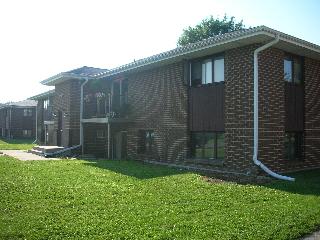 4566 Governors Dr in Rockford, IL - Building Photo