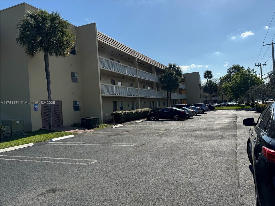 6150 NW 62nd St in Tamarac, FL - Building Photo