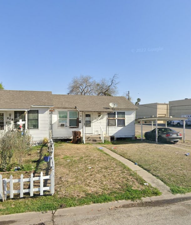 910 E Doddridge Ave in Kingsville, TX - Foto de edificio