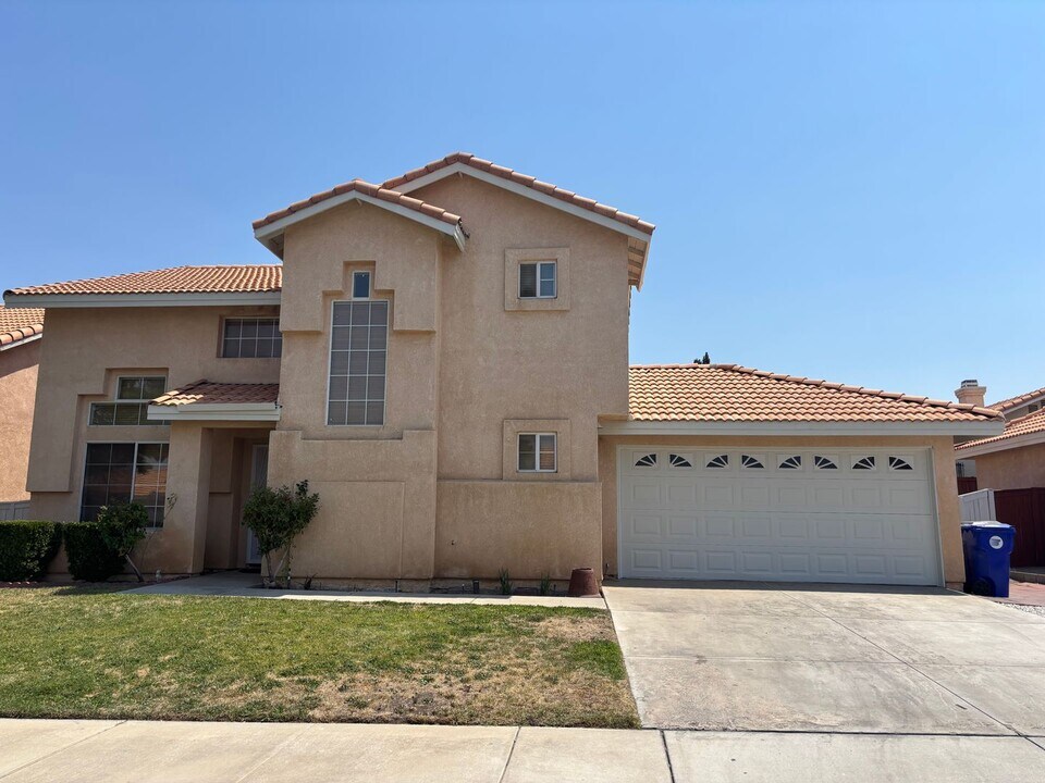 14535 Oregon Trail in Victorville, CA - Building Photo