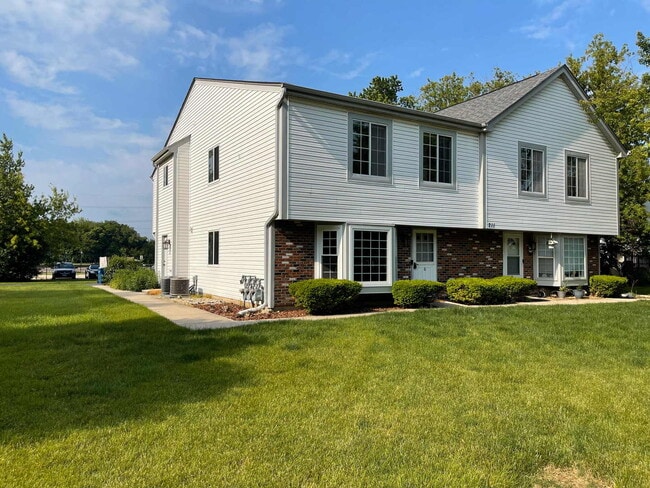 211 E Oneida Ave in Bartlett, IL - Building Photo - Building Photo