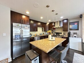 917 N Damen Ave, Unit J04P in Chicago, IL - Foto de edificio - Building Photo