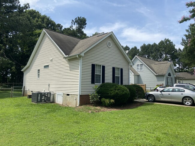 243 Toomer Loop Rd in Pittsboro, NC - Building Photo - Building Photo