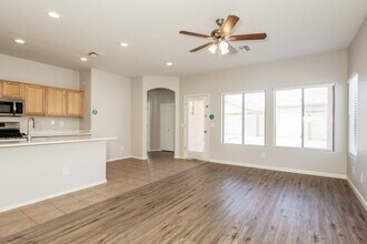 8842 W Hilton Ave in Tolleson, AZ - Foto de edificio - Building Photo