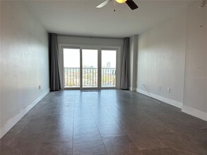 51 Island Way in Clearwater, FL - Foto de edificio - Building Photo