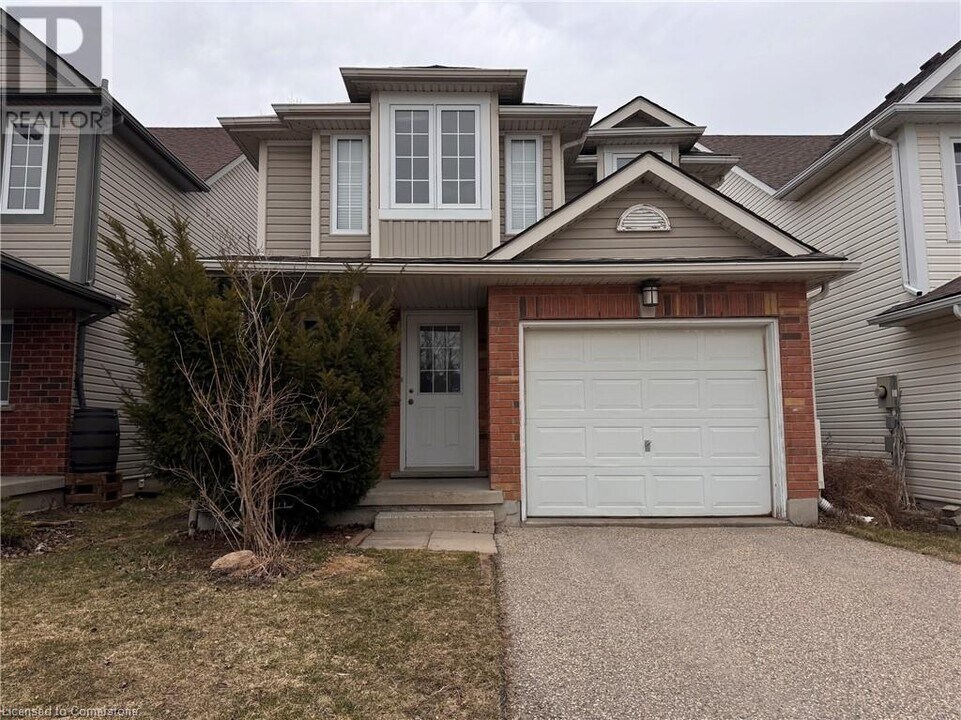 912 Atlantic Blvd in Waterloo, ON - Building Photo