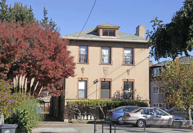 2121 Santa Clara Ave in Alameda, CA - Building Photo - Building Photo